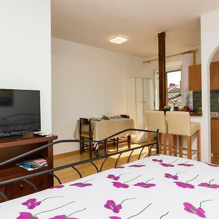 Studio Apartman Ela Pula Exterior foto