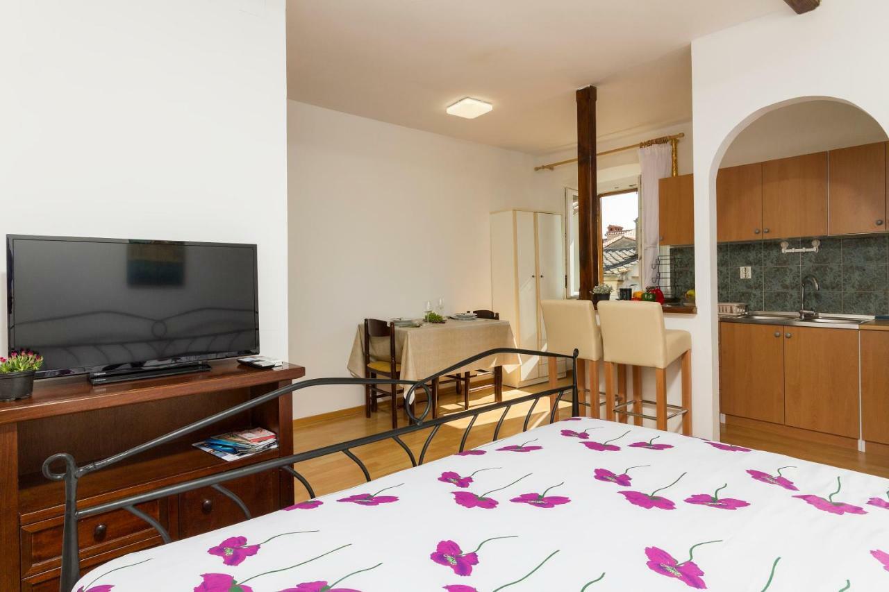 Studio Apartman Ela Pula Exterior foto